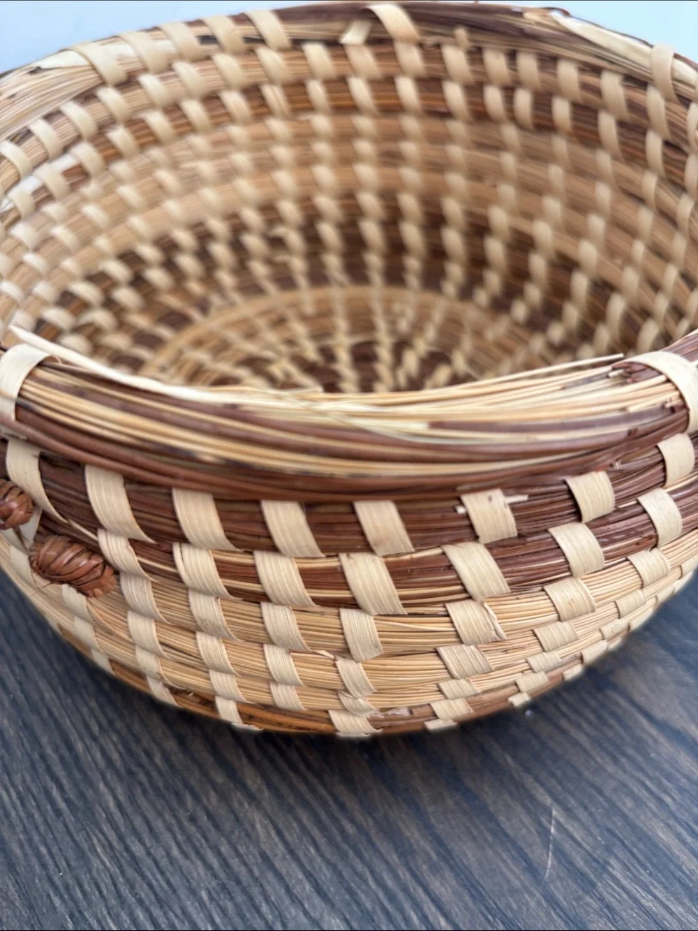 Sweetgrass handmade SC basket, round w/knots on the sides, 2 tone, 8” diameter